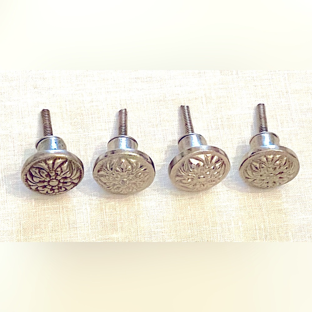 (4) Floral drawer knobs, silver. - Picture 3 of 7
